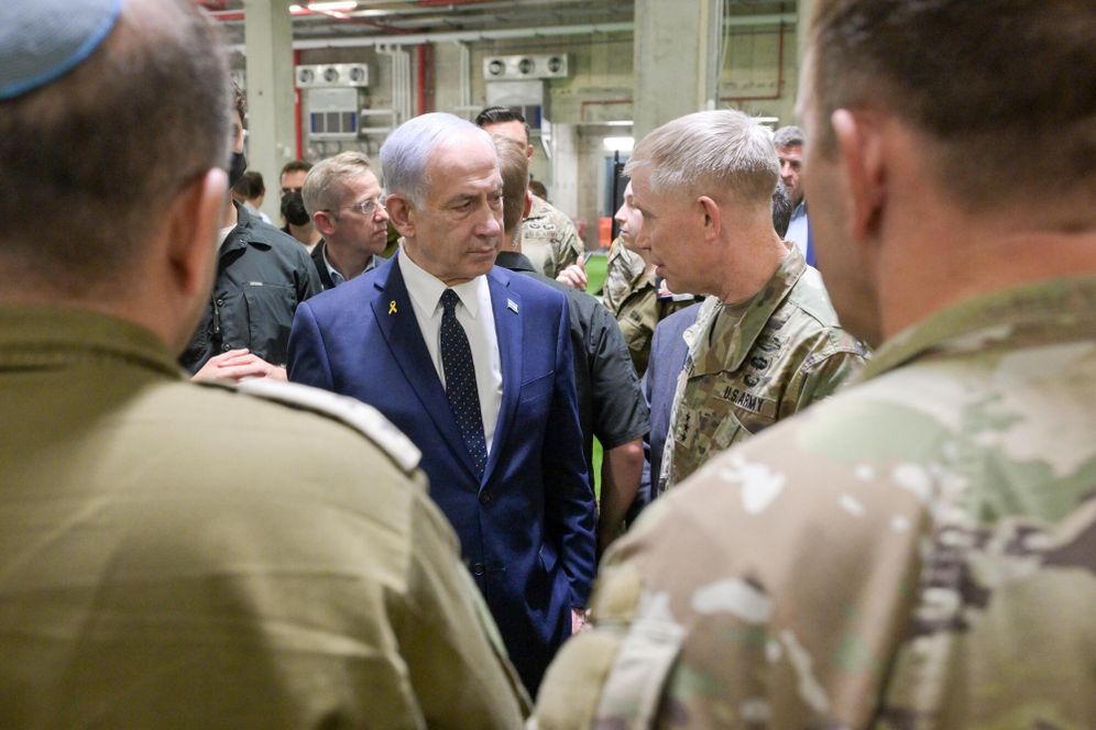 نتنياهو خلال زيارة الى القاعدة الأمريكية في كريات غات - ارشيف
