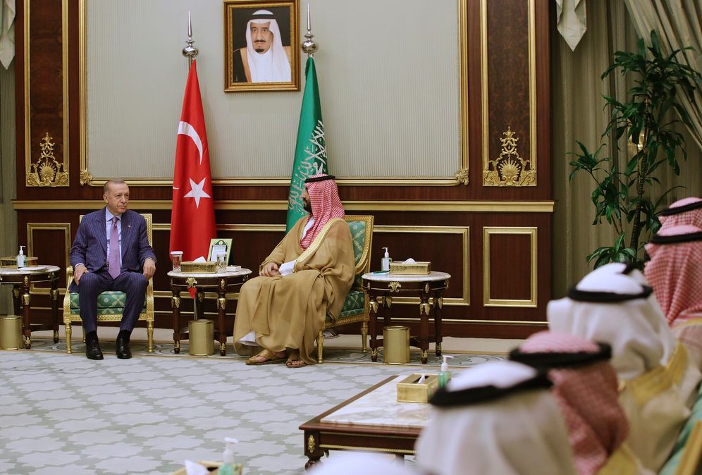Turkish Presidency via AP Le président turc Recep Tayyip Erdogan et le prince héritier d'Arabie saoudite Mohammed ben Salmane lors d'une réunion à Djeddah, en Arabie saoudite, le 28 avril 2022