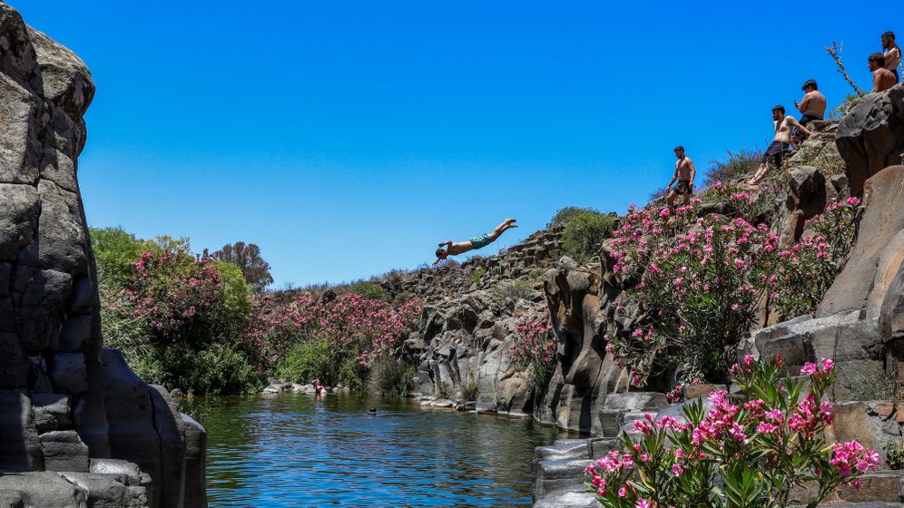 צעירים קופצים למים בנחל הזוויתן, רמת הגולן, ארכיון