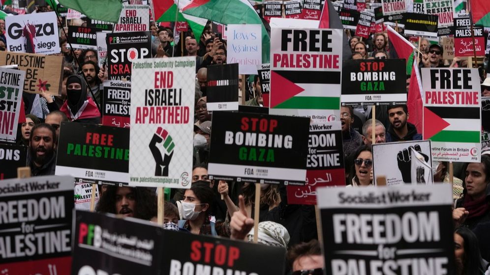 AP Photo/Kin Cheung, File הפגנה אנטי-ישראלית בלונדון, אוקטובר 2023