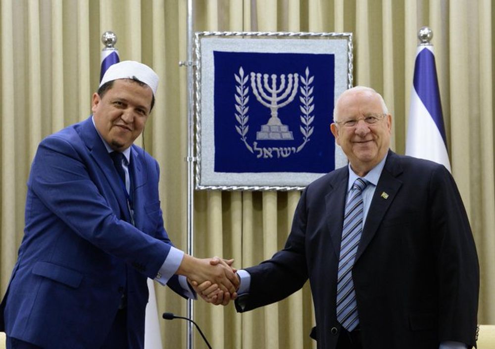 الرئيس الاسرائيلي رؤوف ريفين يصافج الامام حسن الغلوشي