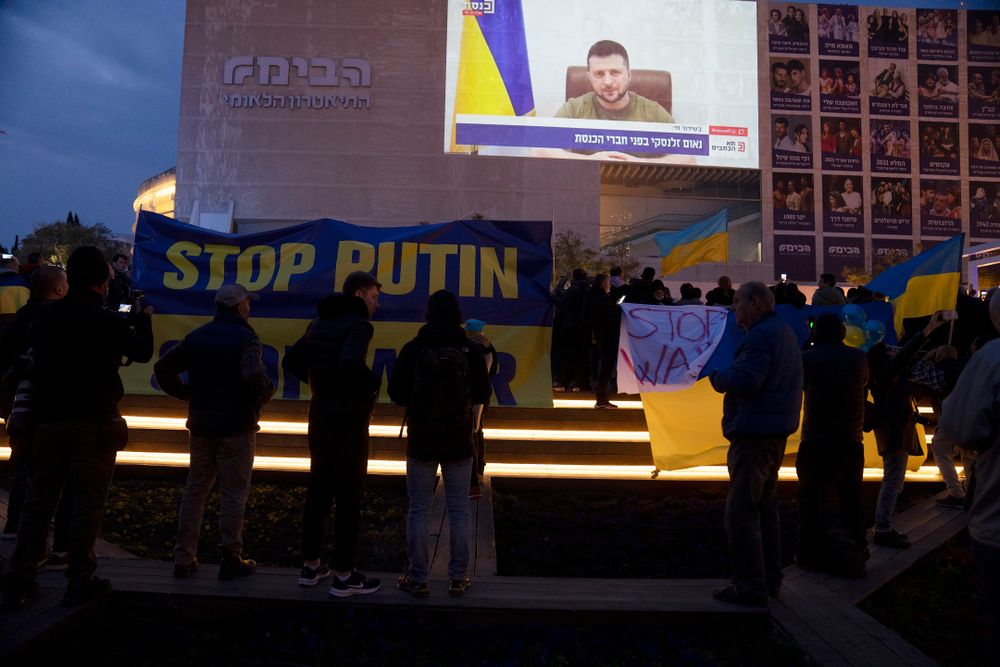 Le président ukrainien Volodymyr Zelensky lors d'une allocution à Tel Aviv en visioconférence, le 20 mars 2022