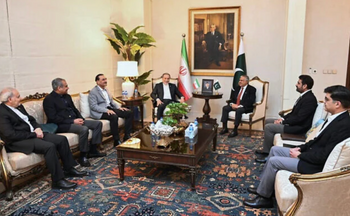 Dans cette photo diffusée par le ministère pakistanais des Affaires étrangères, le ministre iranien des Affaires étrangères Abbas Araghchi, au centre à gauche, rencontre son homologue pakistanais Ishaq Dar, au centre à droite, ainsi que le chef de l’armée pakistanaise, le maréchal Asim Munir, troisième à gauche, à son arrivée sur la base aérienne de Nur Khan, à Rawalpindi, au Pakistan, le 24 avril 2026 