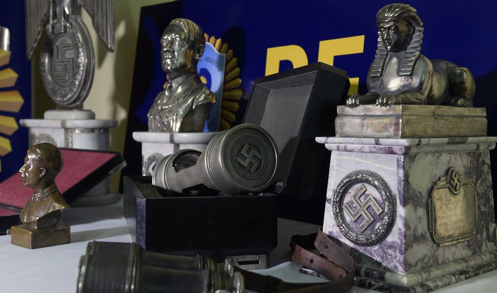 Quelque 75 pièces évoquant le nazisme saisies lors d'une opération effectuée le 9 juin dans la banlieue de Buenos Aires ont été exposées au siège d'Interpol à Buenos Aires, le 22 juin 2017