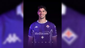 مانور سولومون بزيّ نادي فيورنتينا الإيطالي