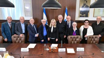 Benjamin Netanyahou rend hommage aux survivants de la Shoah choisis pour allumer les flambeaux, le 13.04.2026