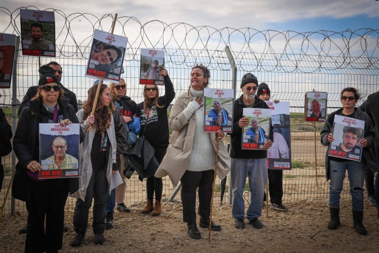 Les familles des Israéliens retenus en otage par les terroristes du Hamas à Gaza protestent pour leur libération près de la frontière.