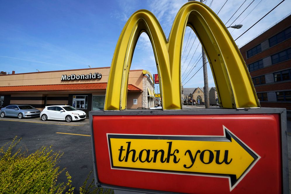 AP Photo/Gene J. Puskar, File Un restaurant McDonald's à Pittsburgh