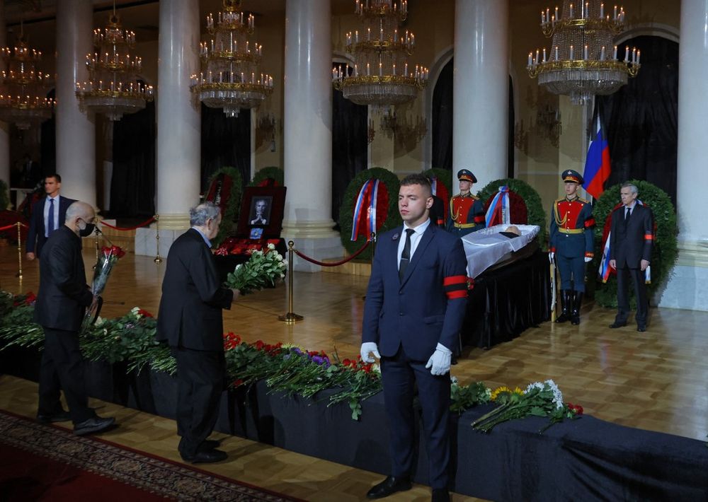 Des personnes en deuil assistent à un service commémoratif pour Mikhaïl Gorbatchev, le dernier dirigeant de l'Union soviétique, dans la salle des colonnes de la Maison des syndicats à Moscou, le 3 septembre 2022.