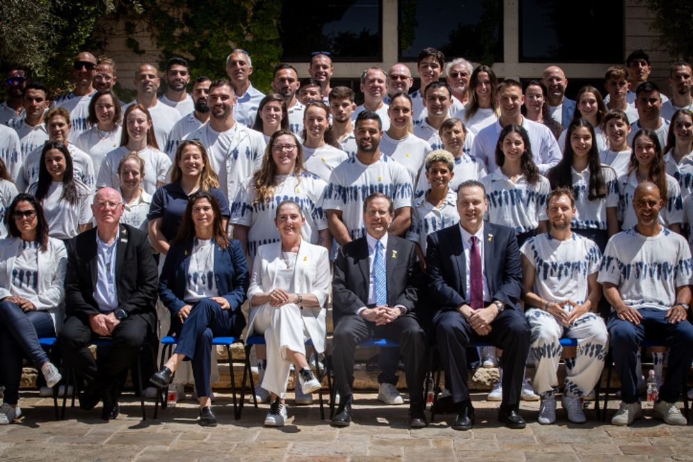 Le président israélien Isaac Herzog accueille la délégation olympique israélienne participant aux prochains Jeux Olympiques de Paris