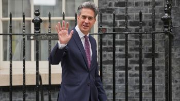 إد ميليباند، وزير الخارجية اليهودي لبريطانيا، يصل إلى أول اجتماع لمجلس الوزراء في منصبه.
