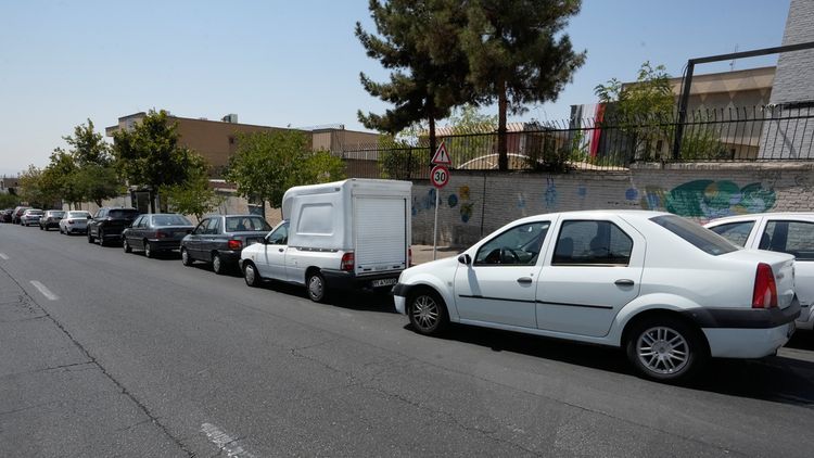 Des voitures font la queue devant une station-service à Téhéran, en Iran, le 25.08.2026