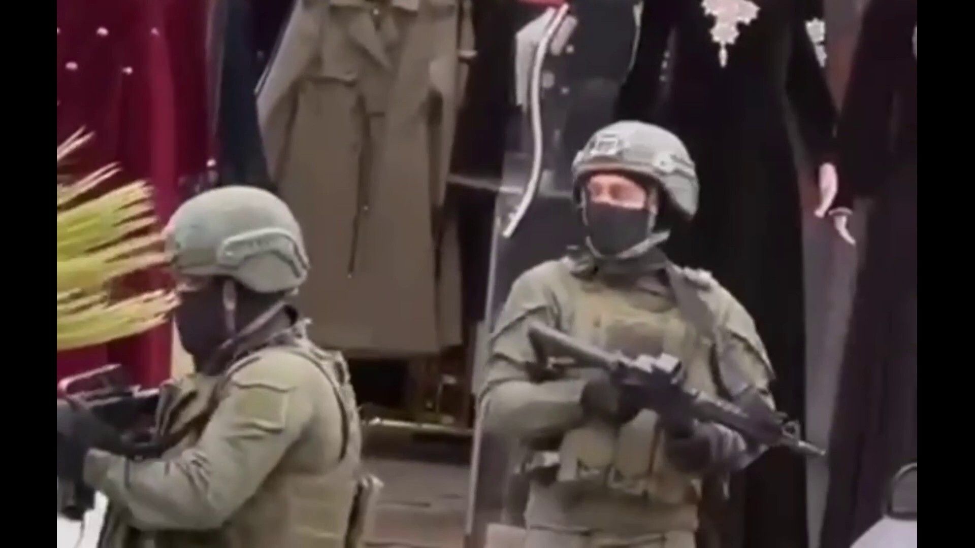 West Bank: Thieves disguised as Israeli soldiers rob a jewelry store in Hebron