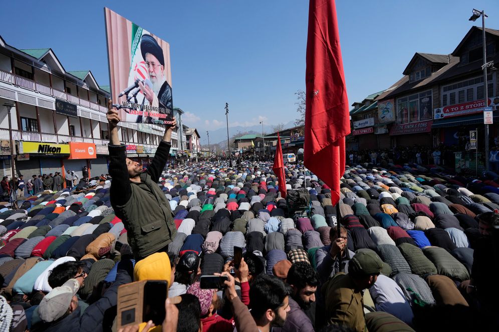 يؤدي مسلمون شيعة صلاةً بينما يحمل أحدهم صورة المرشد الأعلى الإيراني آية الله علي خامنئي خلال احتجاج على اغتياله في غارات أمريكية وإسرائيلية، في سريناغار، كشمير الخاضعة للسيطرة الهندية، الأحد 1 مارس 2026