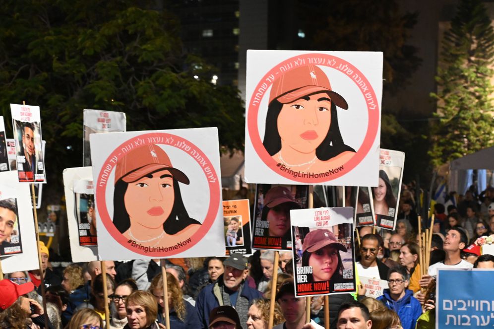 שלטים עם תמונתה של לירי אלבג במהלך הפגנת משפחות החטופים, 04/01/2025