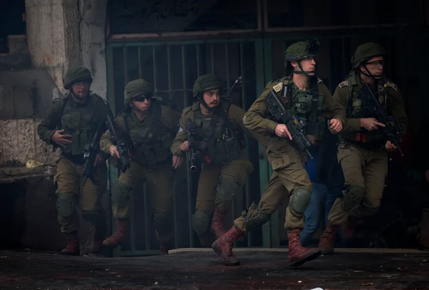 Illustration - Des troupes israéliennes lors d'affrontements avec des manifestants palestiniens dans la ville d'Hébron en Cisjordanie, lundi 9 décembre 2019