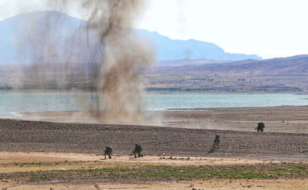 Sur cette photo publiée par le site officiel de l'armée iranienne le vendredi 1er octobre 2021, des troupes de la force terrestre participent à des manœuvres près de la frontière iranienne avec l'Azerbaïdjan