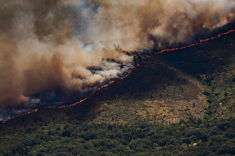 Mateo Lanzuela/Europa Press via AP Un mur de flammes progresse alors qu'un incendie de forêt fait rage près de Burgohondo, dans la province d'Ávila, en Espagne, le jeudi 23 juillet 2026.