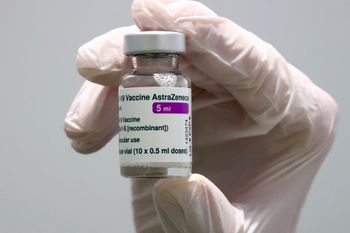 الطاقم الطبي بإعداد لقاح AstraZeneca لفيروس كورونا أثناء الاستعدادات في مركز اللقاحات في Ebersberg بالقرب من ميونيخ، ألمانيا