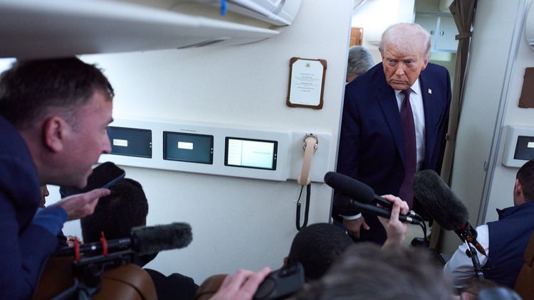 Donald Trump s'adresse aux journalistes à bord d'Air Force One après avoir quitté le Forum économique mondial de Davos pour Washington, le 22.01.2026