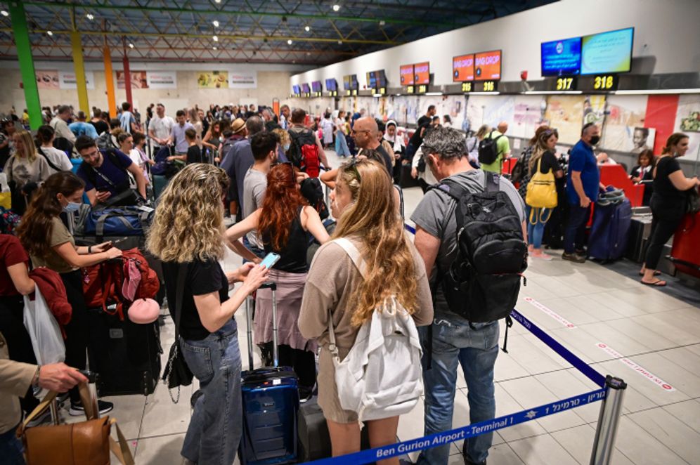 Des voyageurs faisant la queue pour l'enregistrement à l'aéroport Ben Gourion de Tel-Aviv en Israël, le 7 juillet 2022
