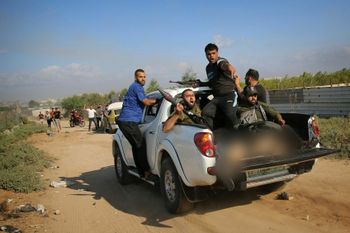 הגופה של שני לוק, עם מחבלים מסביבה, ה-7 באוקטובר