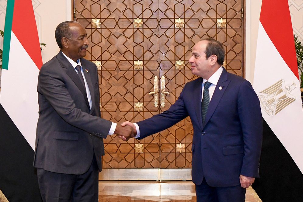 Egyptian Presidency Media Office via AP عبد الفتاح السيسي والبرهان