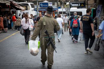 חייל חרדי בשוק מחנה יהודה, ירושלים