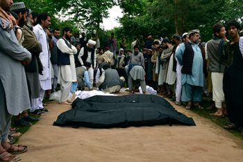 قال مسؤول في حركة طالبان إن الفيضانات العارمة الناجمة عن الأمطار الموسمية في مقاطعة بغلان بشمال أفغانستان قتلت عشرات الأشخاص اليوم الجمعة، جثث القتلى من الأفغان على الأرض.