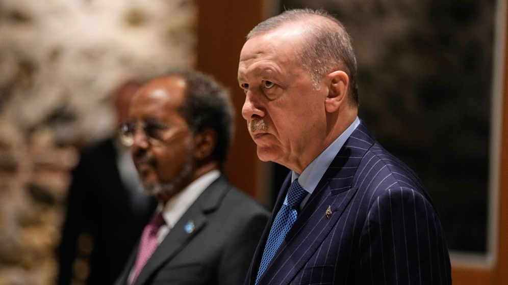 Le président somalien Hassan Sheikh Mohamud (à gauche) marche aux côtés du président turc Recep Tayyip Erdogan avant une conférence de presse à Istanbul, en Turquie, le mardi 30 décembre 2025.