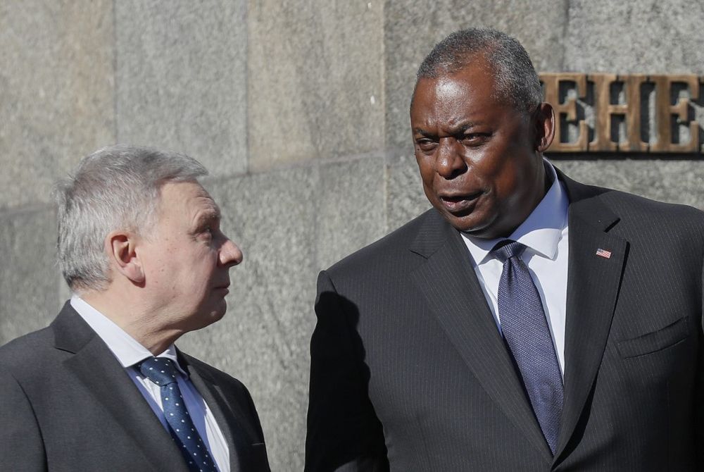 US Defense Secretary Lloyd Austin and Ukrainian Defence Minister Andriy Taran attend a welcoming ceremony before their meeting in Kiev on October 19, 2021.