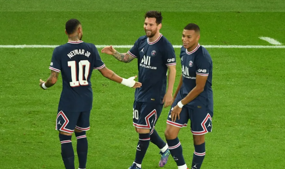 Lionel Messi félicité par Neymar et Kylian Mbappé après son premier but avec le PSG contre Manchester City au Parc des Princes le 28 septembre 2021.