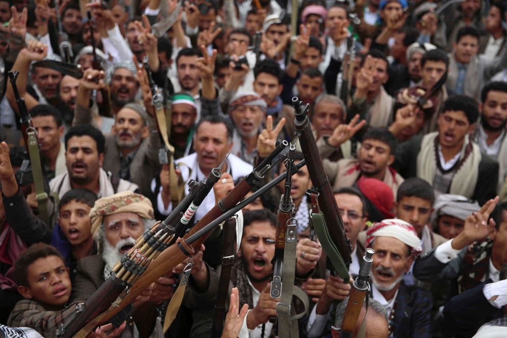 Des Houthis crient des slogans anti-américain et anti-israélien lors du rassemblement hebdomadaire du vendredi à Sanaa, au Yémen, juillet 2025