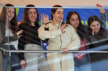 Naama Levy, Karina Ariev, Agam Berger, Liri Albag et Daniella Gilboa à l'hôpital Beilinson à Petah Tikva, dans le centre d'Israël, le 4 février 2025. 