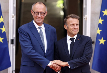 Le président français Emmanuel Macron (à droite) et le chancelier allemand Friedrich Merz (à gauche) se serrent la main avant une réunion franco-allemande des ministres à Toulon, dans le sud-est de la France, le 29 août 2025

