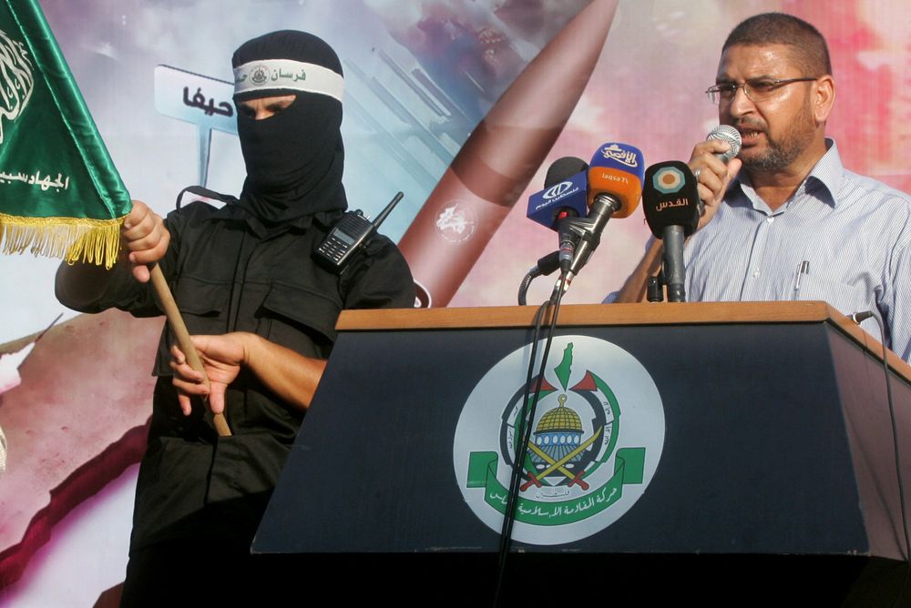 Le porte-parole du Hamas, Sami Abu Zuhri, s'exprime lors d'un rassemblement de membres du mouvement islamiste Hamas à Rafah, dans le sud de la bande de Gaza