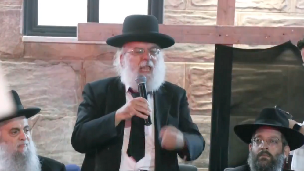 Le rabbin orthodoxe Aryeh Yizdi a provoqué une polémique après un discours virulent prononcé lors d'un rassemblement contre la conscription des étudiants de yeshivot à Bnei Brak.

