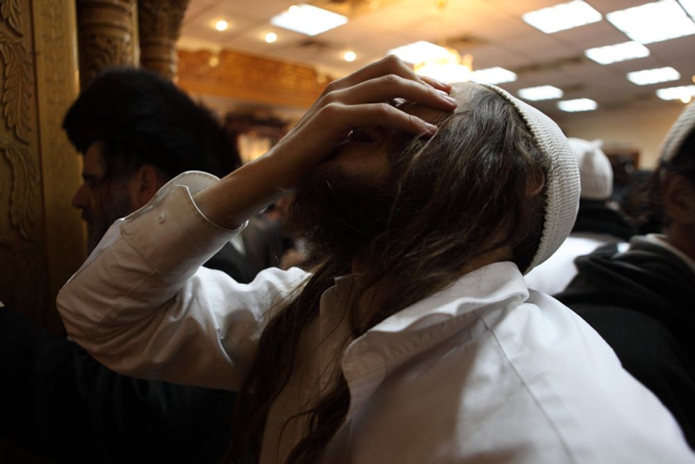 Un hassid de Breslev récite la prière du Chema Israel à Ouman en Ukraine durant la fête de Roch Hachana, le 25 septembre 2011