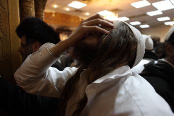 Un hassid de Breslev récite la prière du Chema Israel à Ouman en Ukraine durant la fête de Roch Hachana,  le 25 septembre 2011