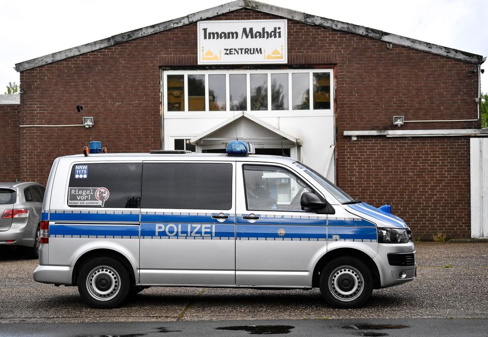 AP / Martin Meissner 2020 © Special police investigate the Hezbollah-linked Imam Mahdi center in Muenster, western Germany, April 30, 2020.