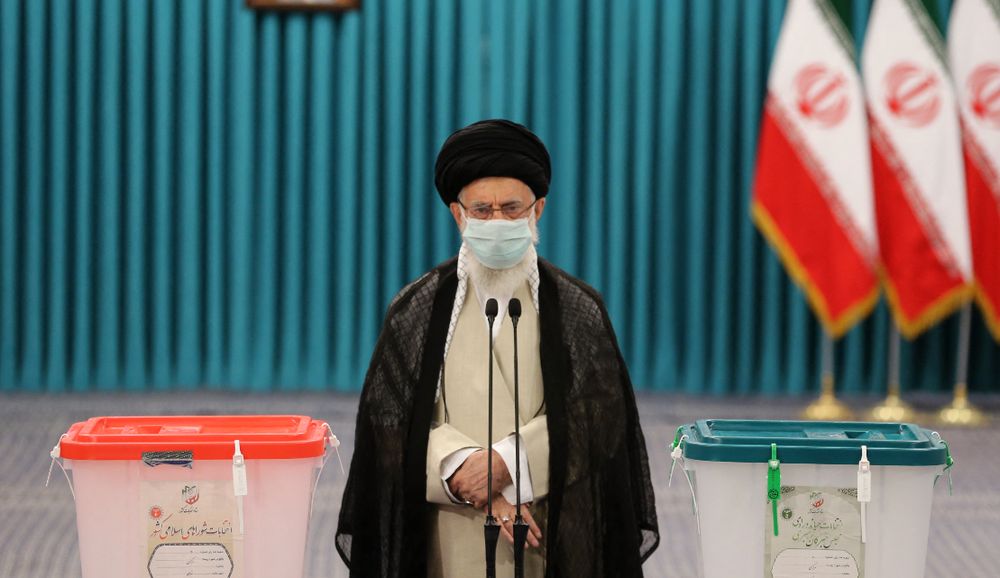 Le guide suprême iranien, l'ayatollah Ali Khamenei, porte un masque en raison de la pandémie de Covid-19, après avoir voté, le 18 juin 2021, le jour de l'élection présidentielle de la République islamique.