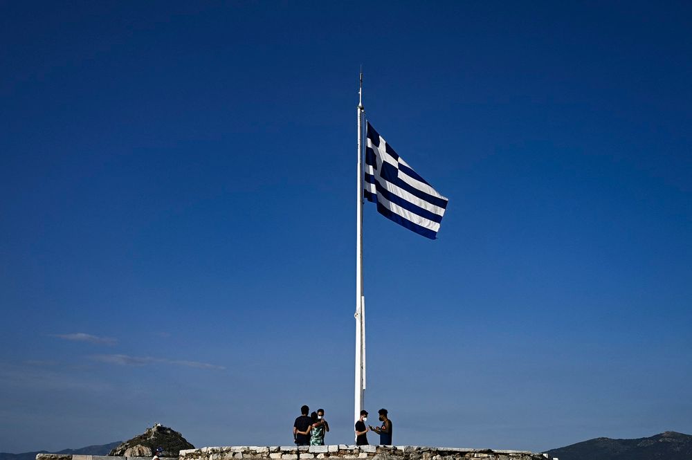 Illustration - Un drapeau grec sur la colline de l'Acropole à Athènes le 8 juin 2021