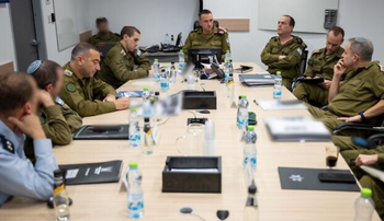 Le chef d'état-major de Tsahal, le général Herzi Halevi, rencontre des officiers au QG de Tsahal après l'attaque iranienne contre Israël, le 1er octobre 2024.
