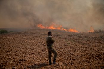 Vue d'un incendie près du kibboutz Be'eri causé par des ballons incendiaires, à la frontière avec la bande de Gaza, le 13 août 2020