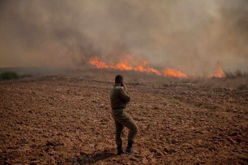 Vue d'un incendie près du kibboutz Be'eri causé par des ballons incendiaires, à la frontière avec la bande de Gaza, le 13 août 2020.