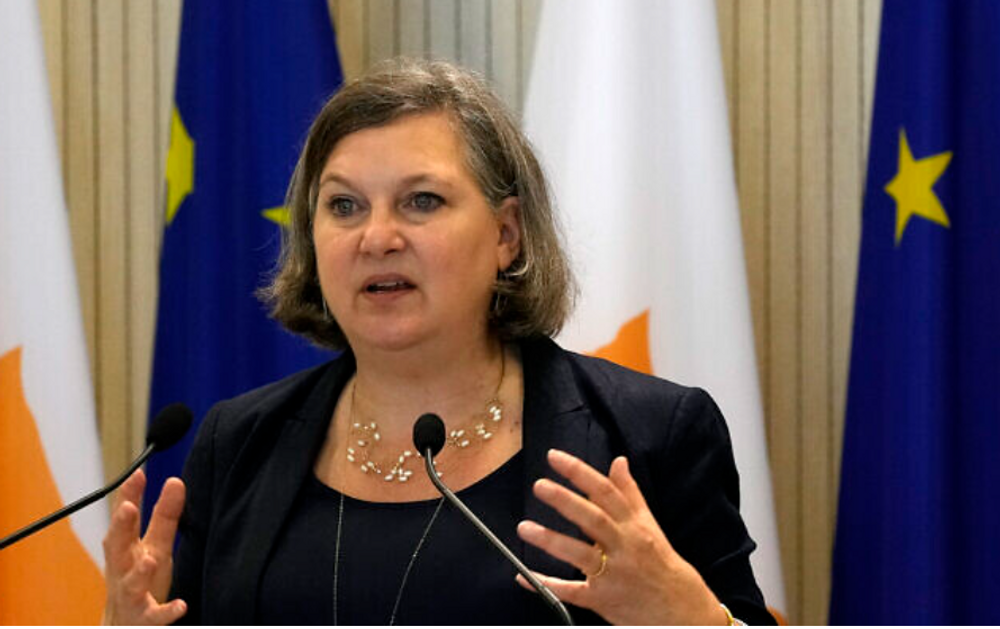 La sous-secrétaire d'État américaine Victoria Nuland s'adresse aux médias lors d'une conférence de presse après une rencontre avec le président chypriote Nicos Anastasiades au palais présidentiel dans la capitale chypriote Nicosie, le 7 avril 2022.