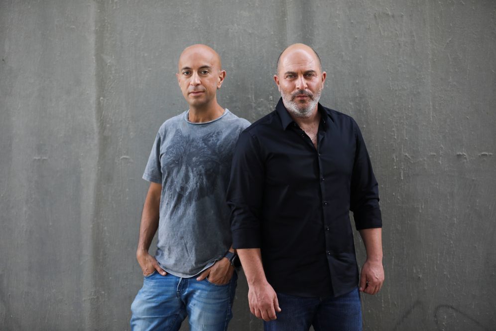 Les co-créateurs de l'émission télévisée à succès israélienne "Fauda" Avi Issacharoff, à gauche, et Lior Raz posent pour une photo à Tel Aviv, Israël.