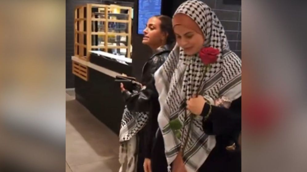 מתוך הרשתות החברתיות זילות שואה בגרמניה - מפגינות פרצו למקדונלד'ס והטיחו: "אוכלים דם ילדים"