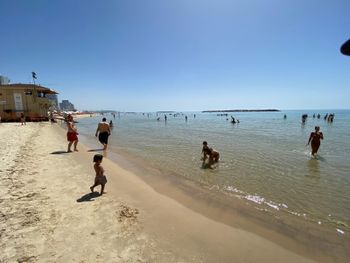 La distanciation sociale semple impossible à respecter sur les plages de Tel-Aviv, alors que le pays est frappé par une vague de chaleur inédite, le 21 mai 2020.