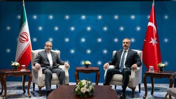 Le ministre turc des Affaires étrangères, Hakan Fidan etson homologue iranien Abbas Araghchi à Istanbul, le 30.01.2026